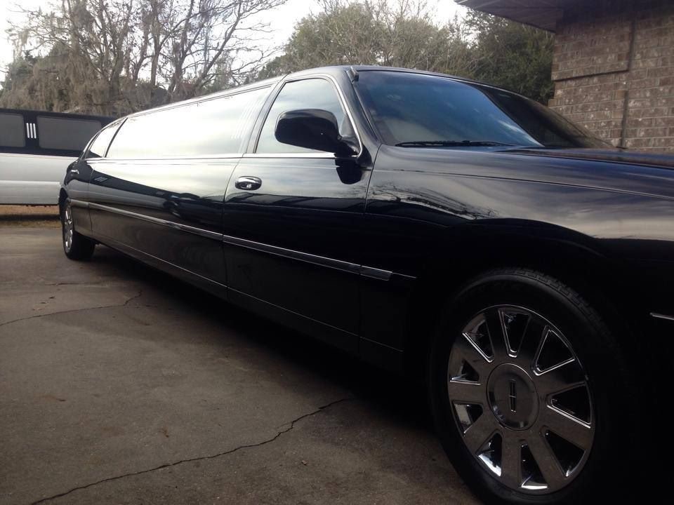 Black stretch Lincoln Town Car limousine parked outside venue – FTS provides luxury limousine service in Gainesville, Florida & Jacksonville, Florida